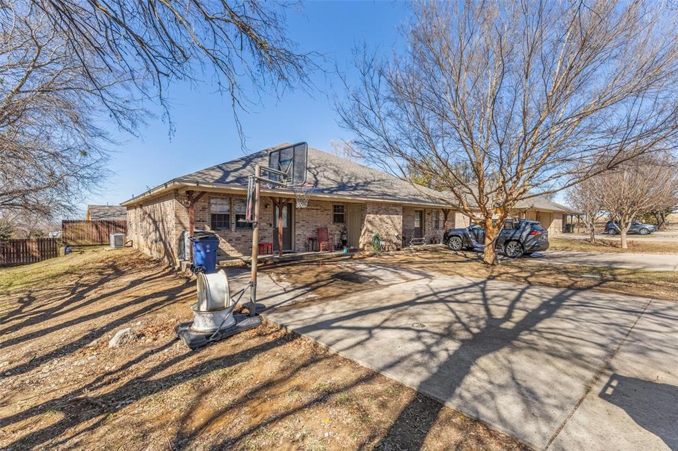 112 N Workman Rd, Decatur, TX 76234 - photo 1