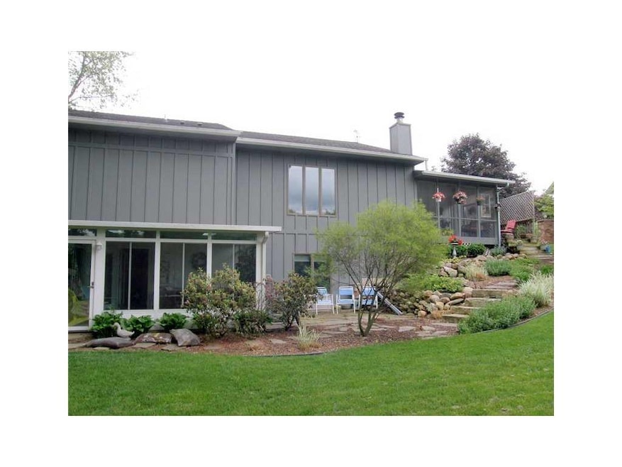 1800 Hidden Hollow Ln NW, Cedar Rapids, IA 52405 - photo 1