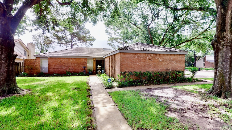 7654 Athlone Dr, Houston, TX 77088 - photo 1