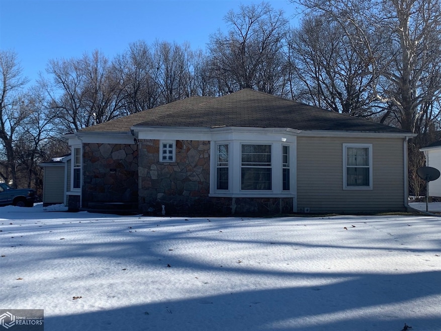 207 Pine St, Shenandoah, IA 51601 - photo 1