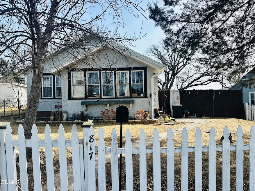 817 3rd Ave SE, Jamestown, ND 58401 - photo 1