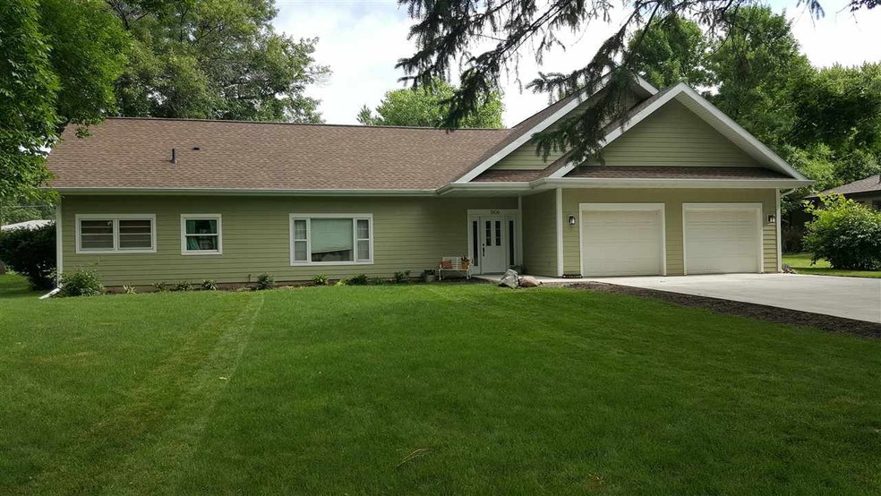 1806 Lilac Ln, Cedar Falls, IA 50613 - photo 1