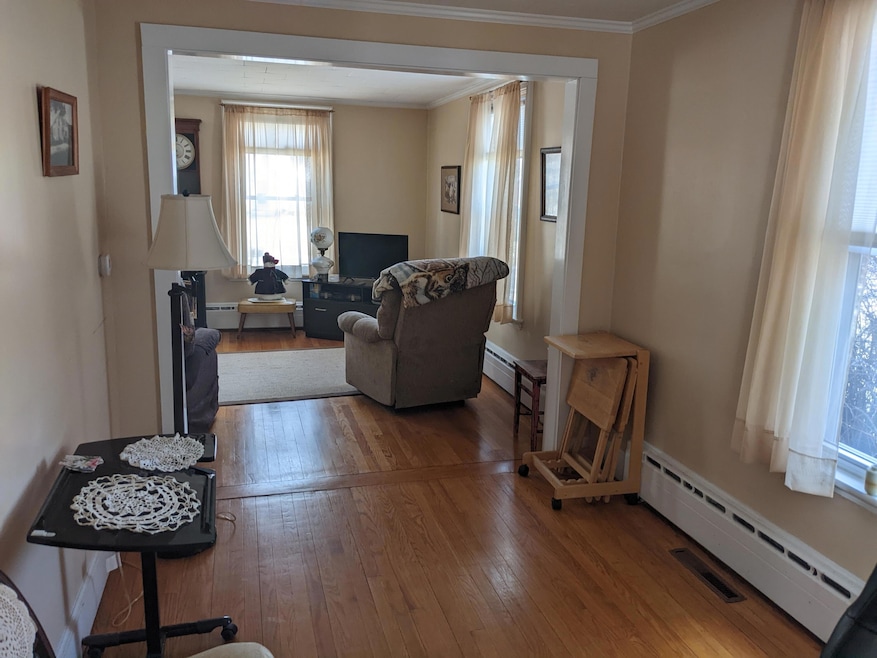 431 NE A dining and living