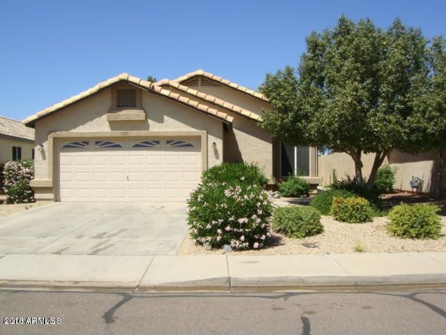 Front of home nice desert landscaping
