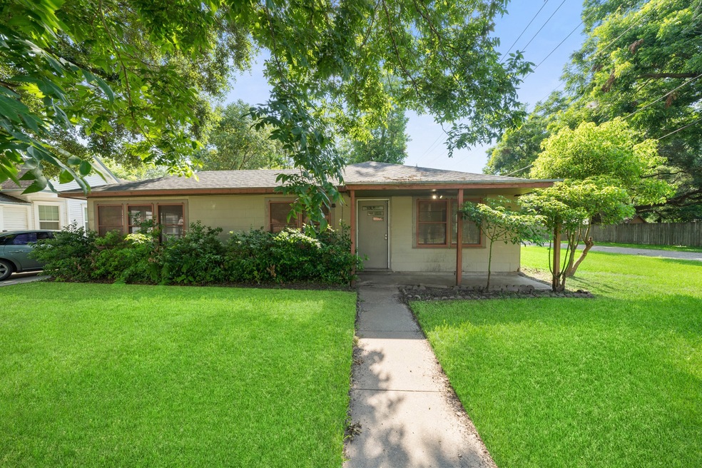 217 N Beauregard St, Alvin, TX 77511 - photo 1