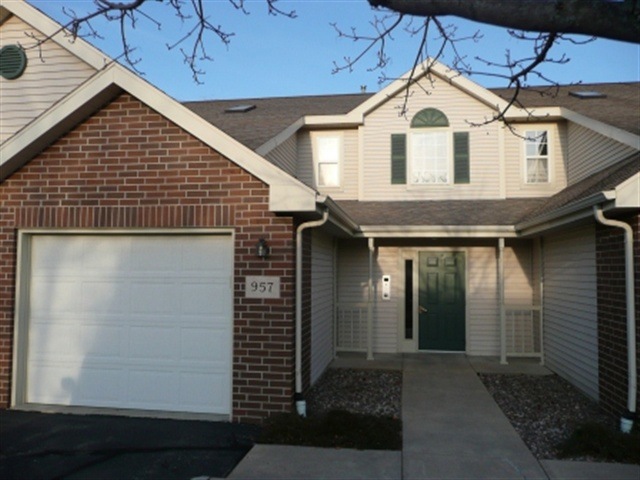 957 Park St unit 201, Oregon, WI 53575 - photo 1