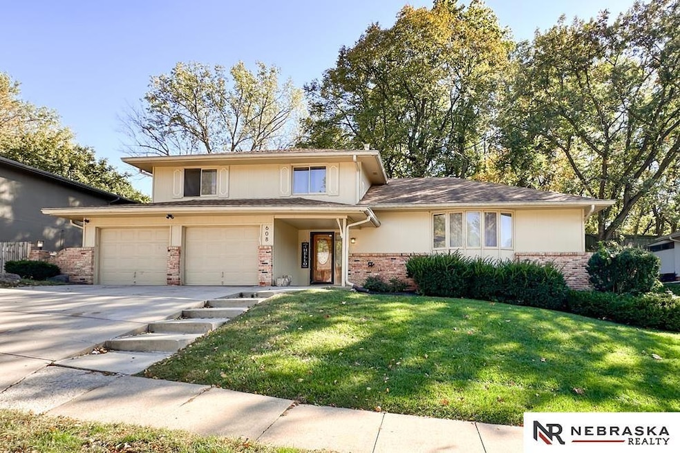 608 Martin Dr, Bellevue, NE 68005 - photo 1