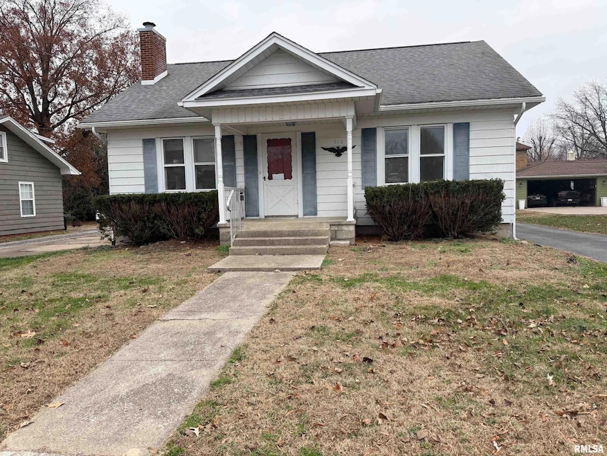 510 N Maple St, Benton, IL 62812 - photo 1