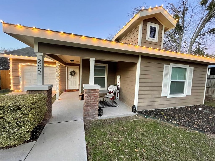 202 W Oak St, Decatur, TX 76234 - photo 1