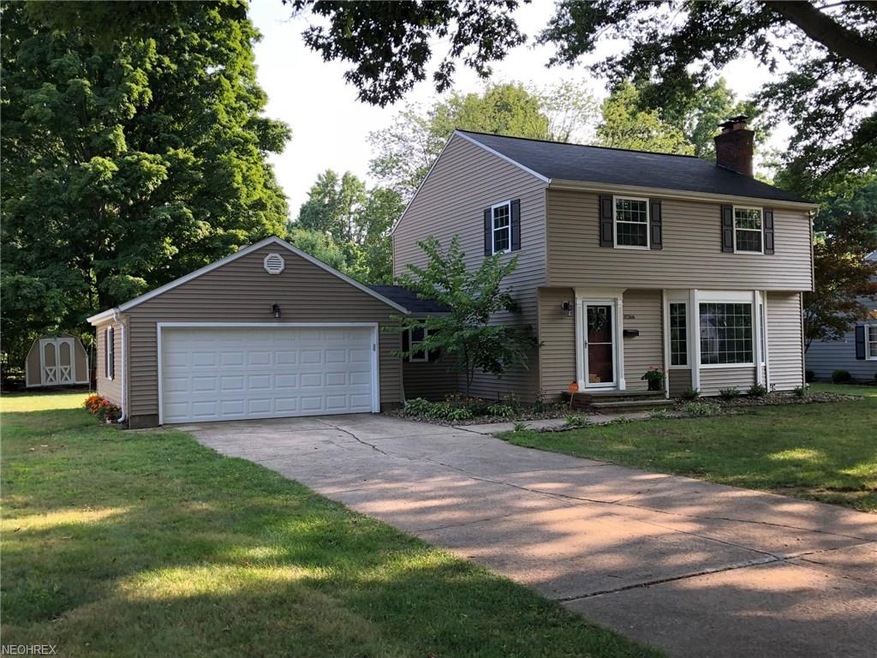 Fantastic colonial featuring well over 2100 sq ft 