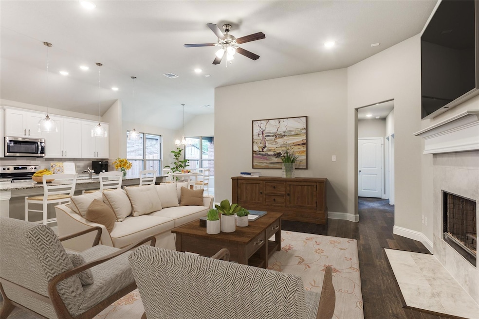 613 Vaquero St, White Settlement, TX 76108 - photo 1