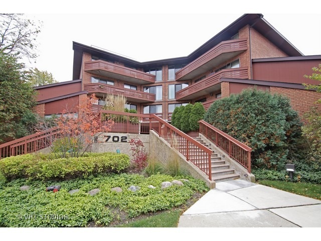 702 Waukegan Rd unit A1, Glenview, IL 60025 - photo 1