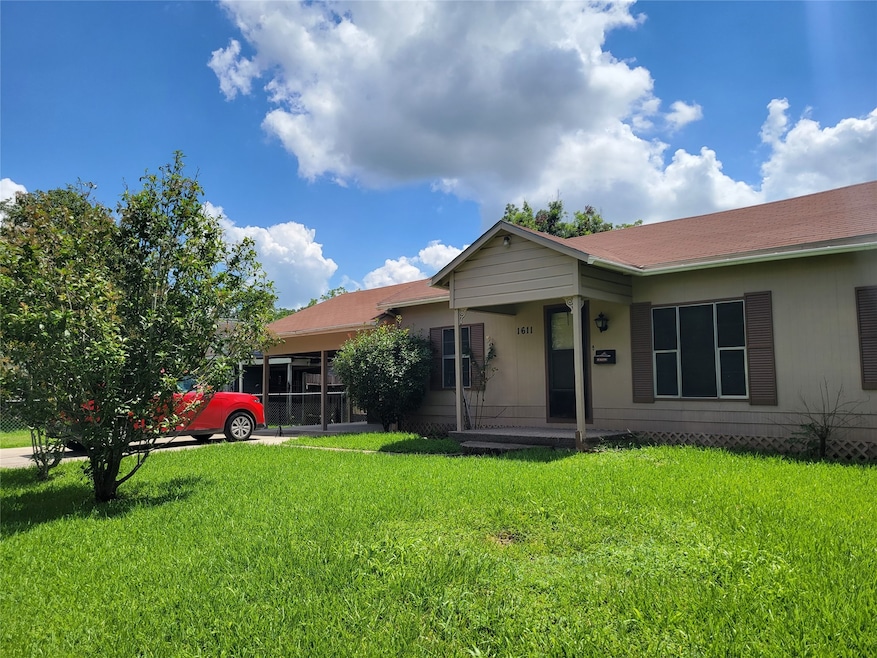 1611 5th St, Rosenberg, TX 77471 - photo 1