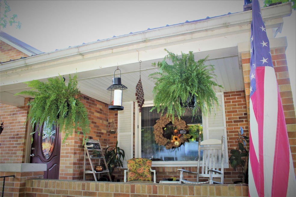 152 W Van Buren St, Nappanee, IN 46550 - photo 1