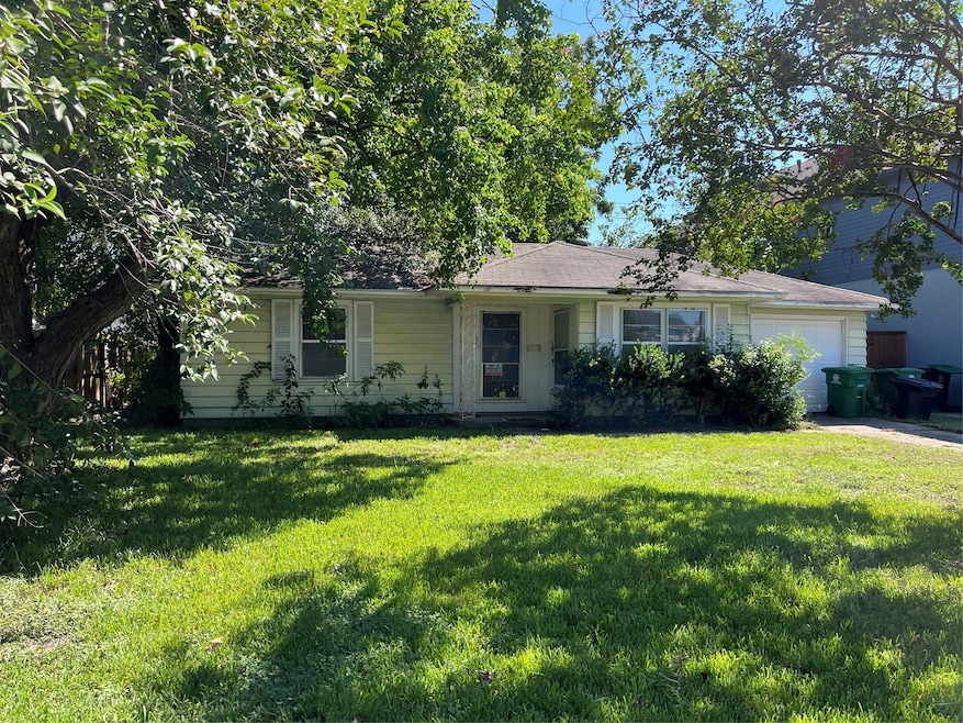 1807 Woodcrest Dr, Houston, TX 77018 - photo 1