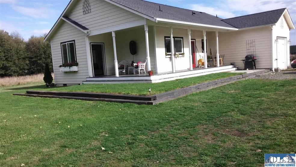 Wonderful floor plan in this 2004 home.  Spacious 