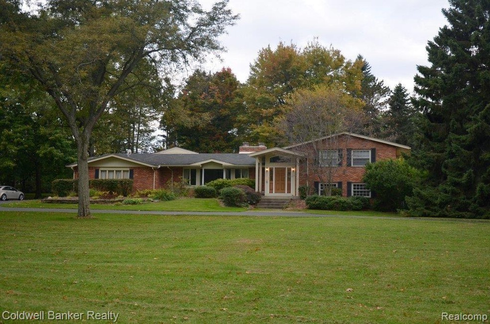 30695 Oakleaf Ln, Franklin, MI 48025 - photo 1