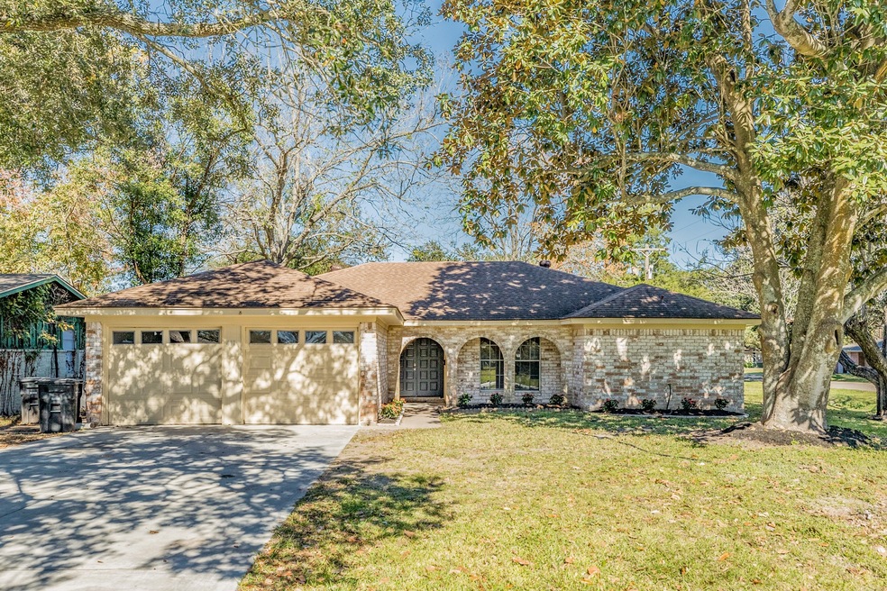 417 E Foley St, Alvin, TX 77511 - photo 1