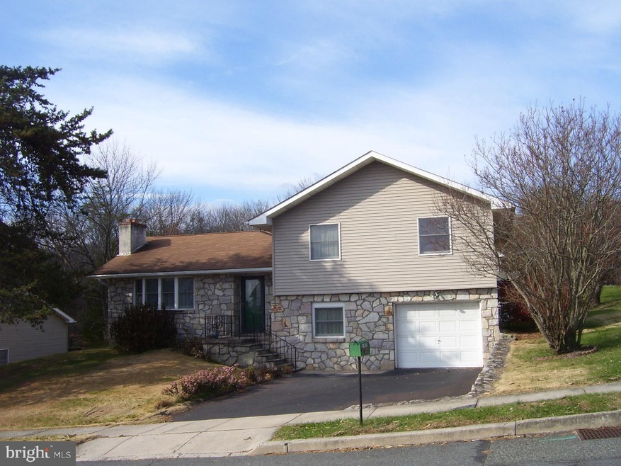 1099 Edgewood Dr, Pottstown, PA 19464 - photo 1