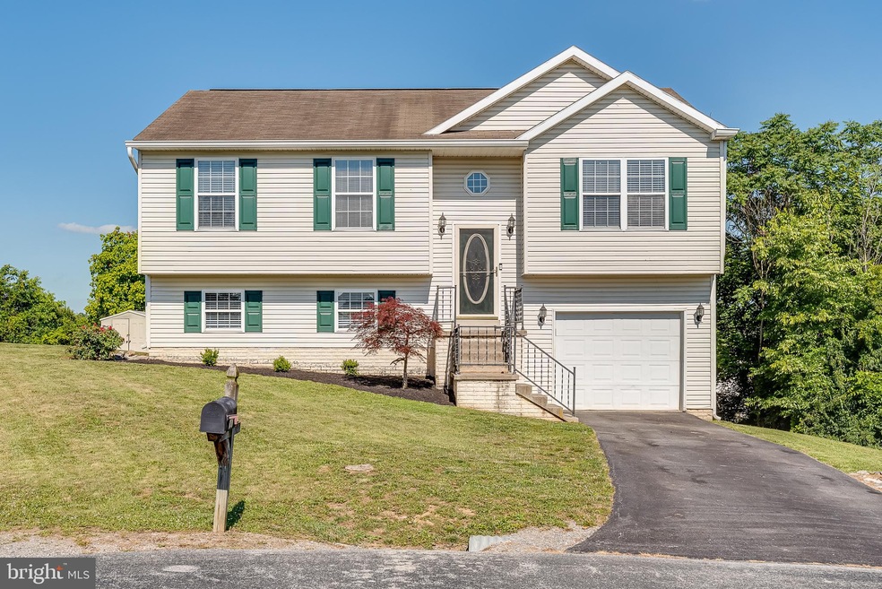 191 Mercedes Dr, Martinsburg, WV 25404 - photo 1