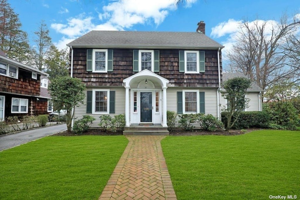 13 Surrey Ln, Great Neck, NY 11023 - photo 1