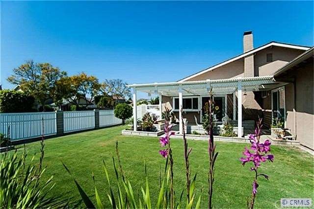 MANICURED LAWN & GARDENS, VINYL FENCING