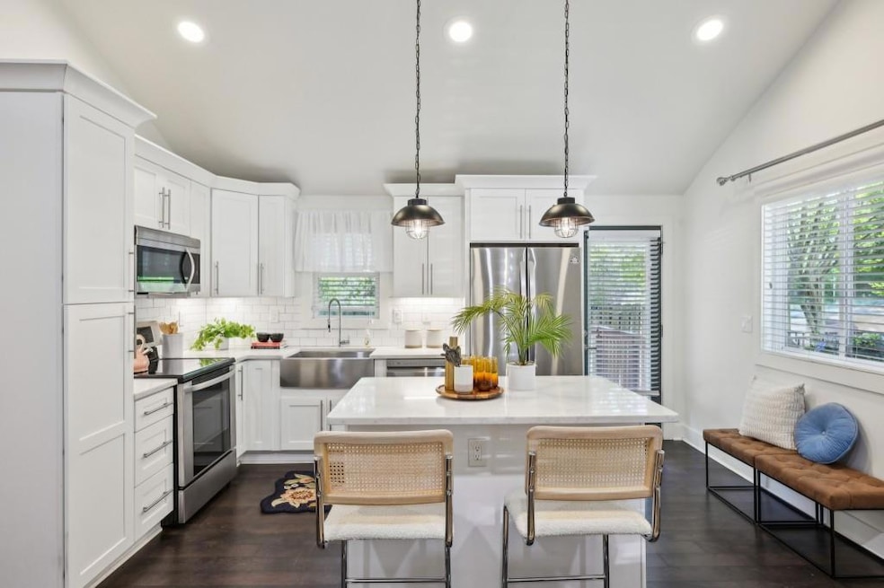 Bright Kitchen & Stainless Steel Appliances