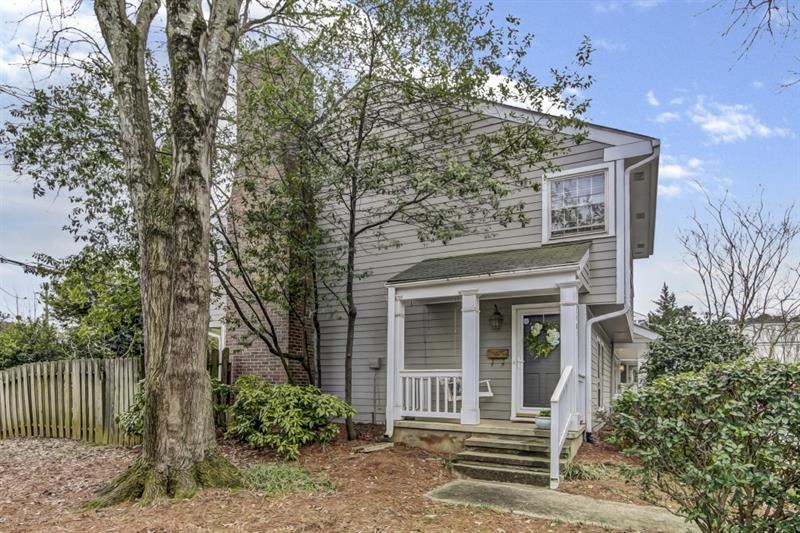 Amazing End-Unit Townhouse In Smyrna!