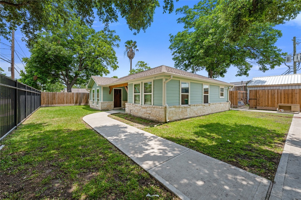 713 Berry Rd, Houston, TX 77022 - photo 1