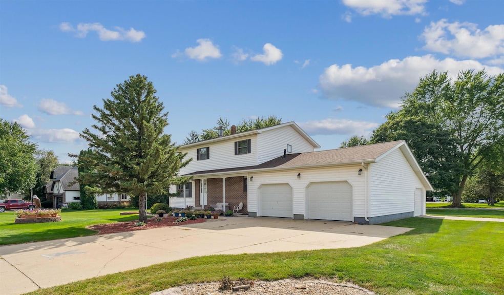 414 3rd St, Jesup, IA 50648 - photo 1