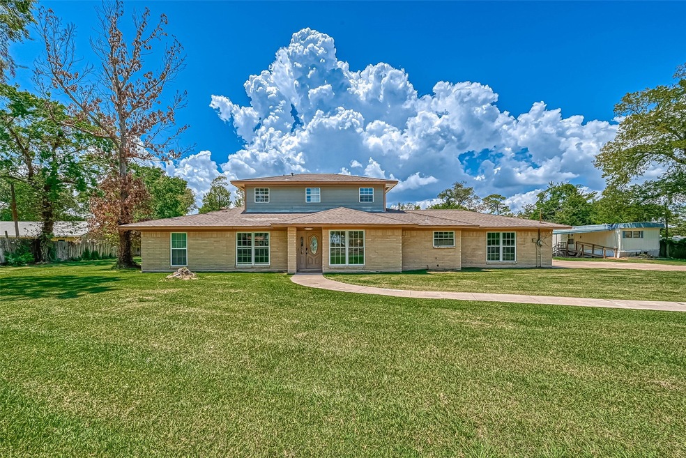 Welcome to 1433 Park. The main house has three bedrooms and two baths. Pictured to the right is the guest house.