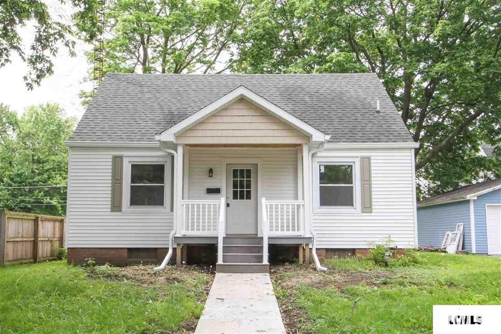215 Delavan St, Lincoln, IL 62656 - photo 1