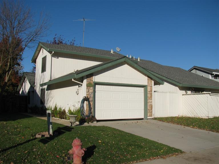 Attractive curb appeal with automatic sprinkers an
