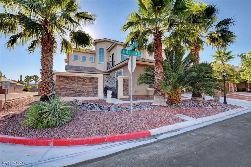 Beautiful palm trees surround front of house!