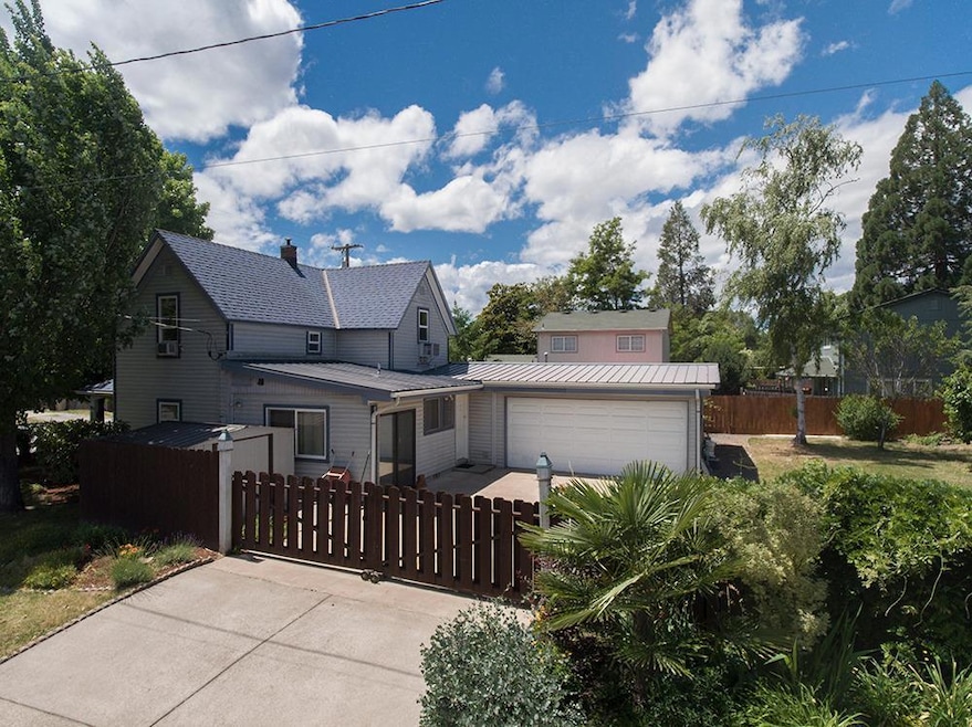 1102 SW Bridge St, Grants Pass, OR 97526 - photo 1