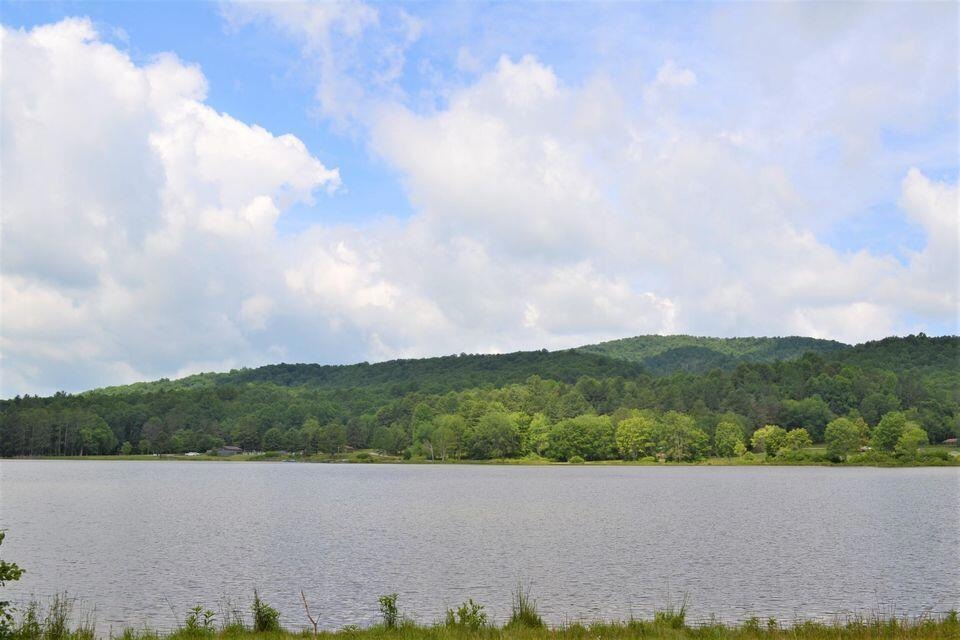 Moncove Lake