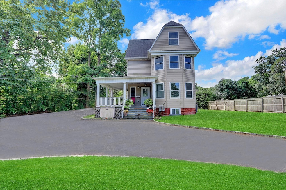 69 Landing Rd, Glen Cove, NY 11542 - photo 1