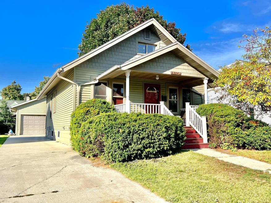 2204 La Follette Ave, Manitowoc, WI 54220 - photo 1