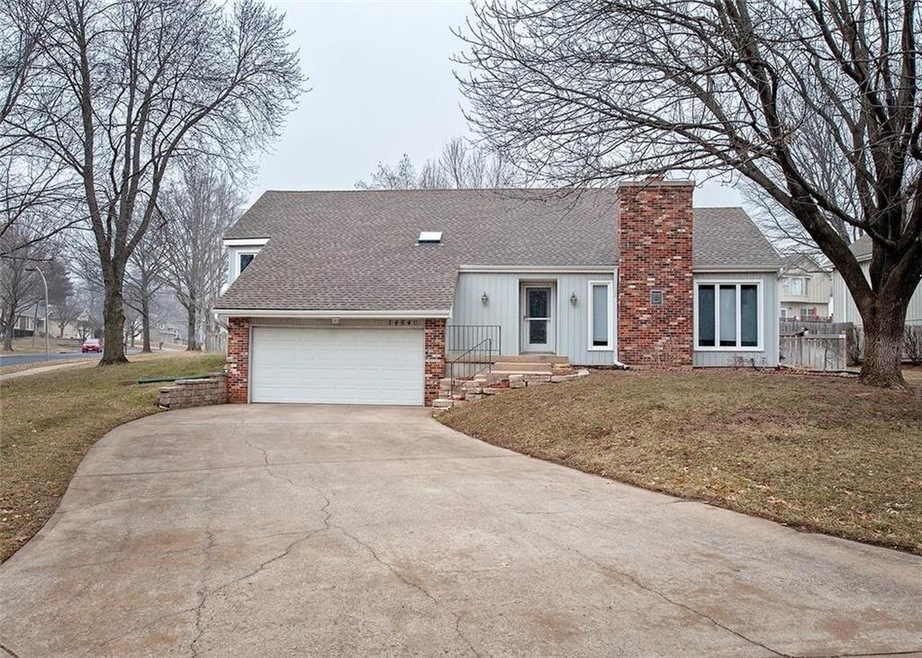Low maintenance vinyl siding & Brick.