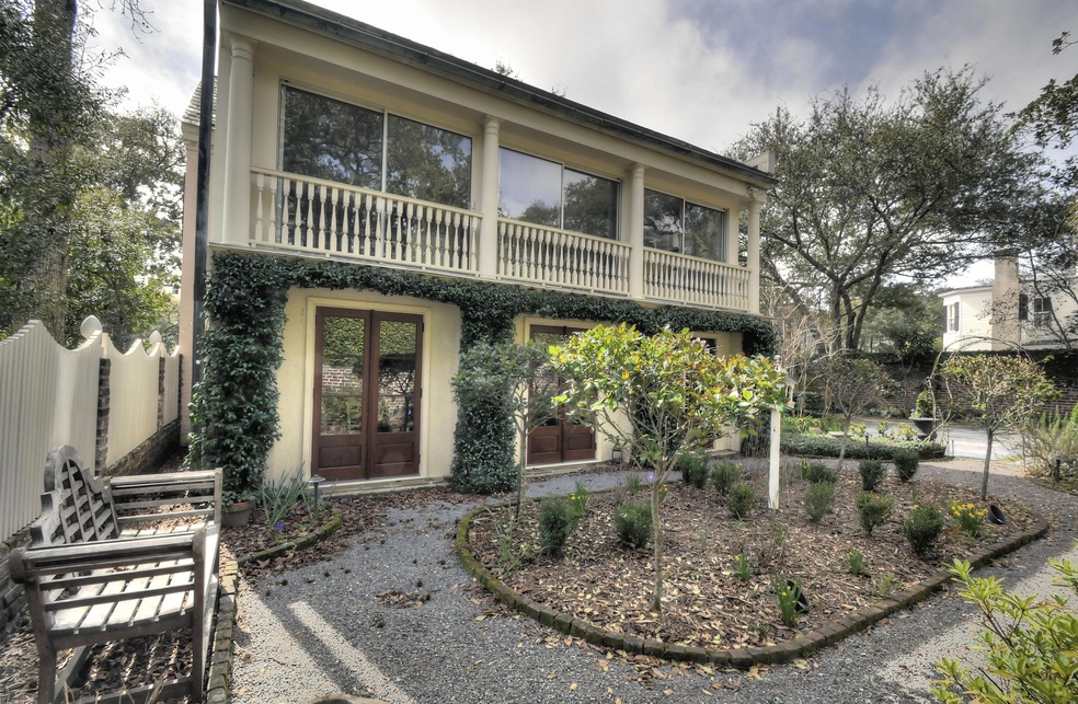 24 Lamboll Courtyard