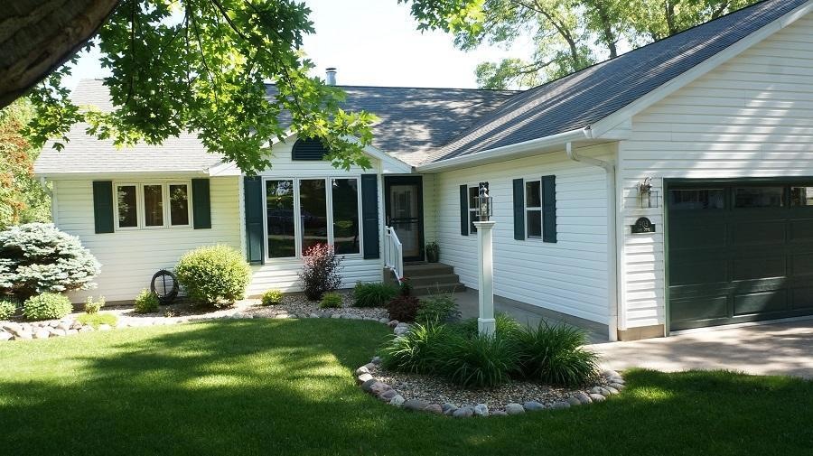 903 Amy Dr, Holmen, WI