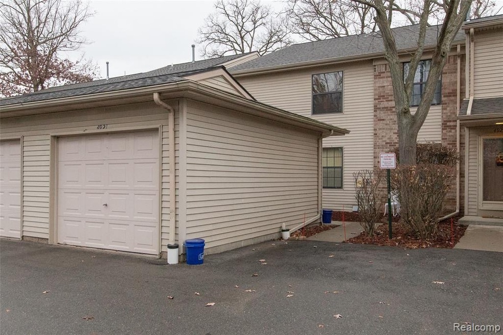 Lovely upper unit ranch condo with GARAGE!