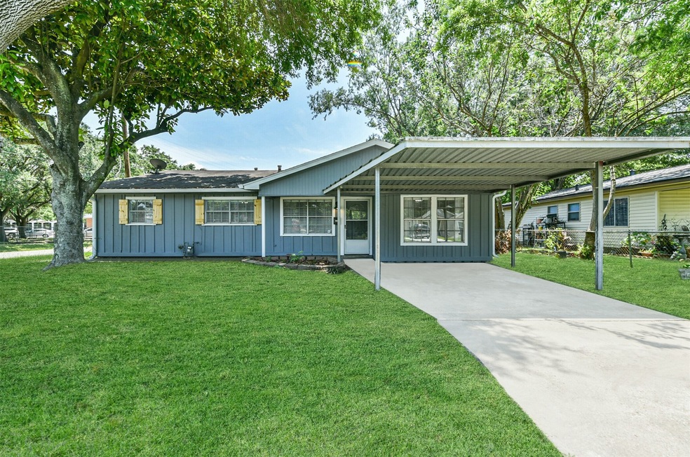 516 E Foley St, Alvin, TX 77511 - photo 1