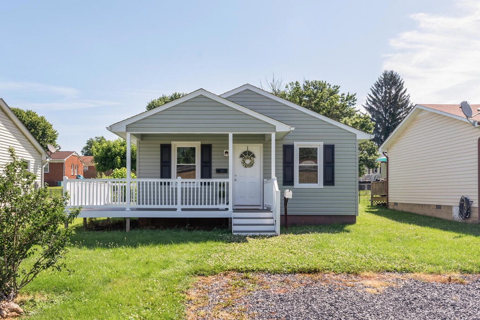 809 Ivy St, Waynesboro, VA 22980 - photo 1