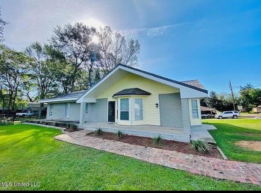 1102 Pearl River Ave, McComb, MS 39648 - photo 1