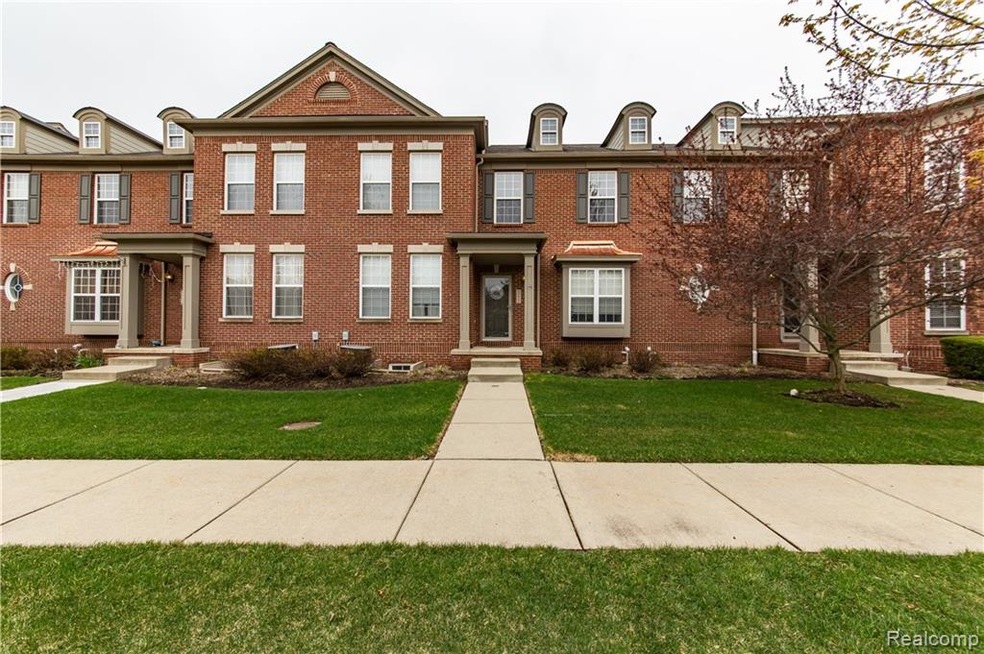 Courtyard_49635_Front_03.jpg