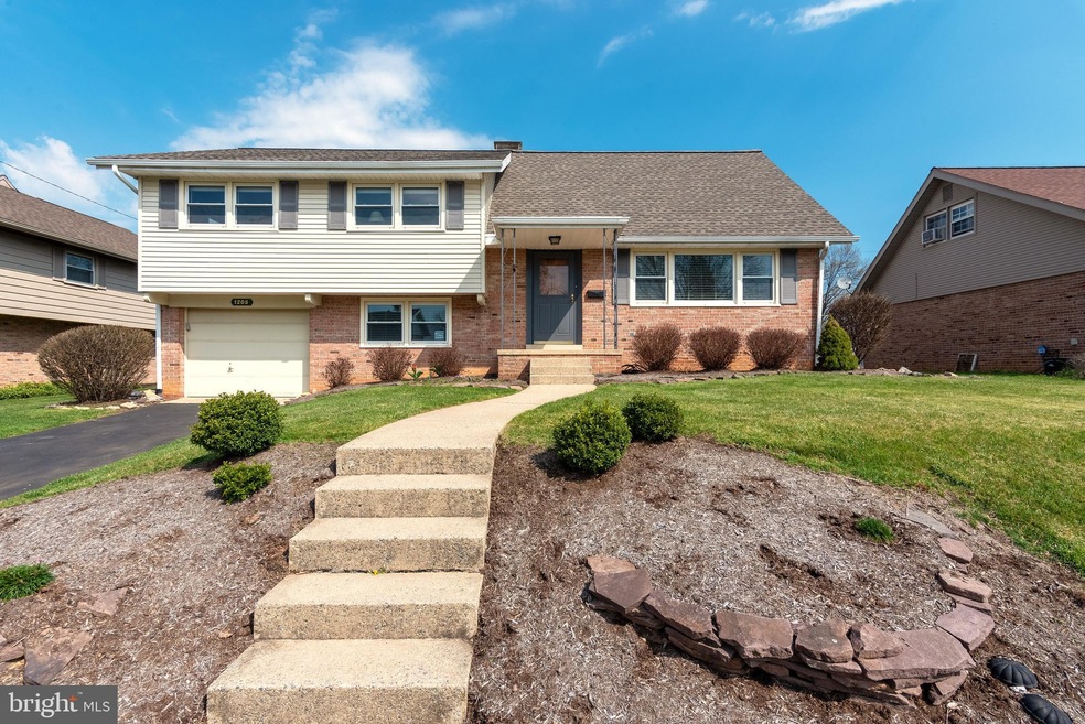 1205 Lilac Ln, Reading, PA 19609 - photo 1