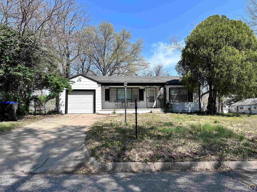 1610 SW 22nd St, Topeka, KS 66611 - photo 1