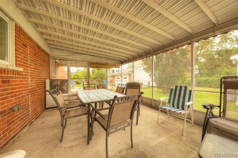 21 Screened Porch.jpg