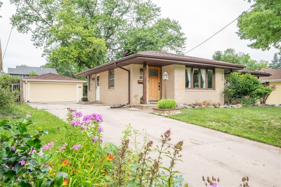 4110 43rd St, Des Moines, IA 50310 - photo 1